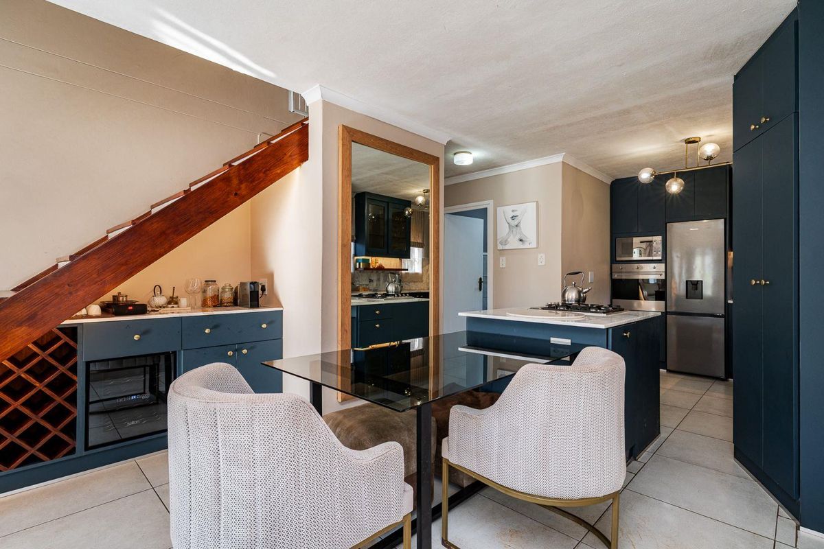 CHARMING TOWNHOUSE WITH BEAUTIFUL MODERN KITCHEN IN SOUGHT-AFTER THE LINKS, GILLITTS! JUST OFF THE M13! - Photo 5