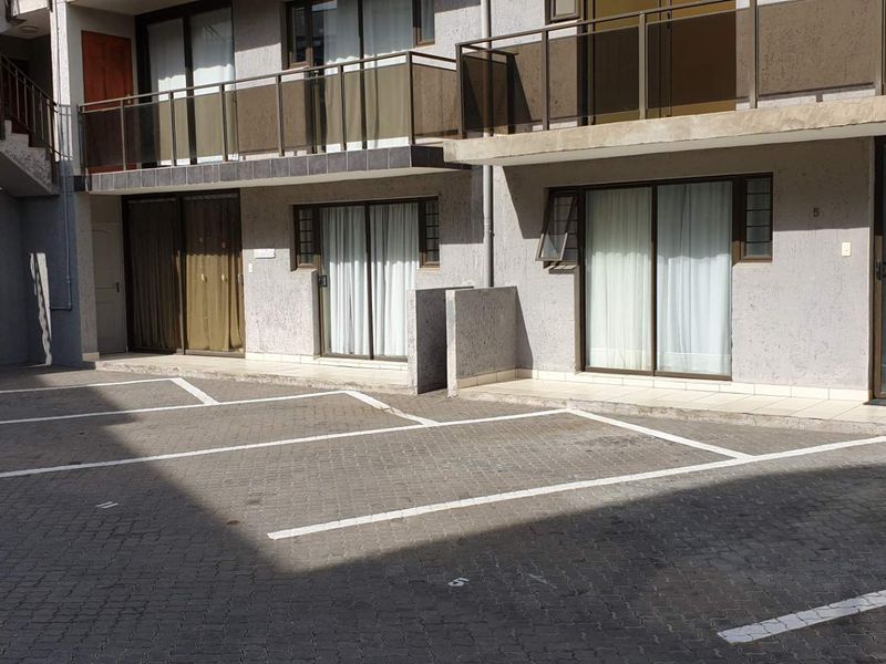 Invest smart: Easy rental, low fees & great location - Photo 2