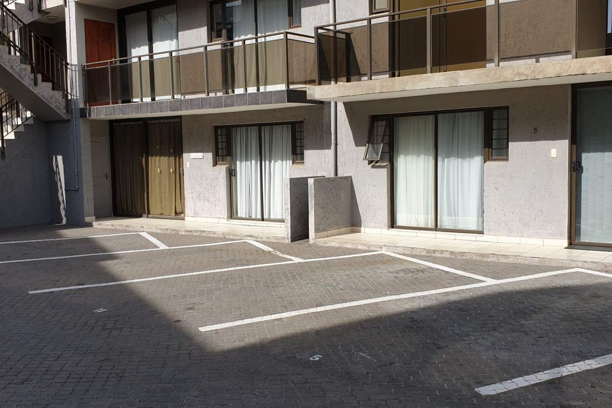 Invest smart: Easy rental, low fees & great location - Photo 2