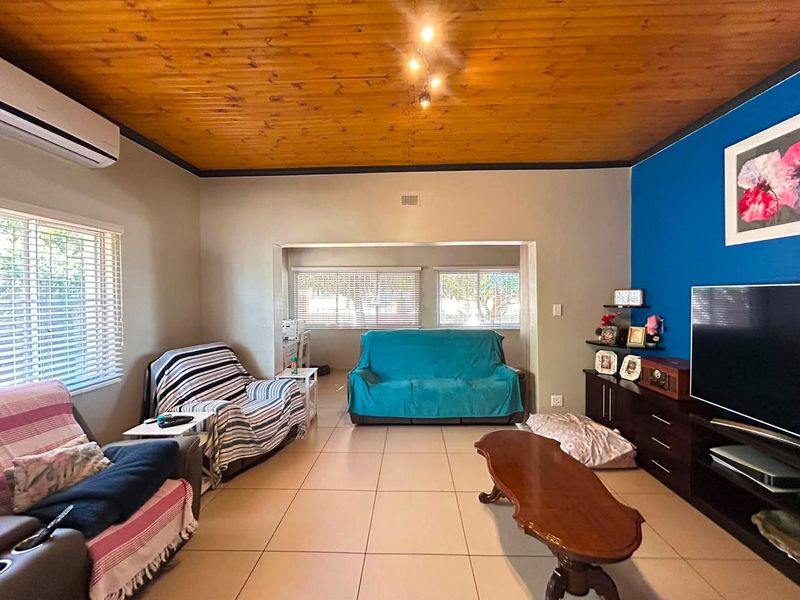 Spacious family home in Otjiwarongo on a 1,500 m2 erf, featuring exceptional entertainment areas and a separate 2-bedroom flat perfect for guests, extended fami - Photo 2