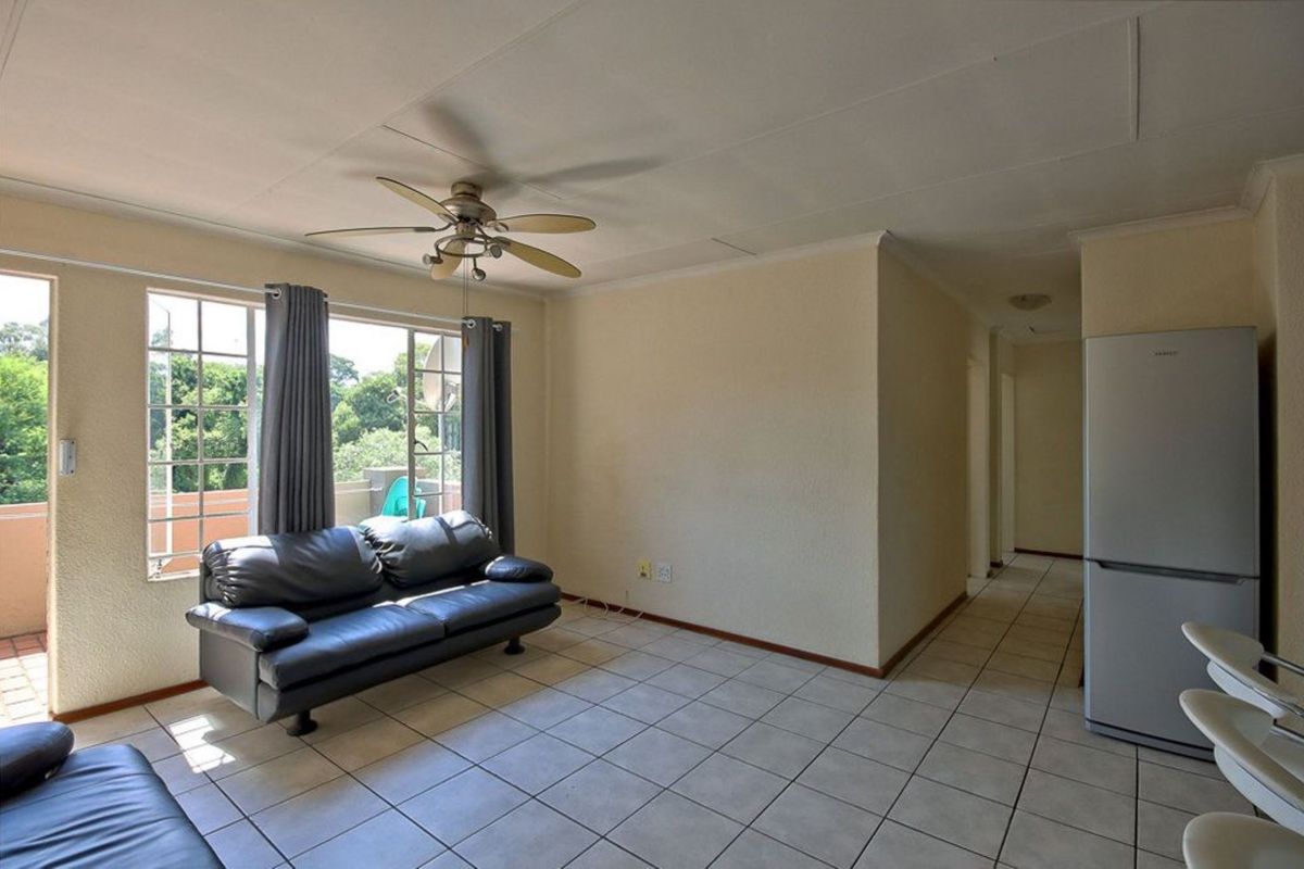 3 bedroom Apartment in Newlands - Photo 5