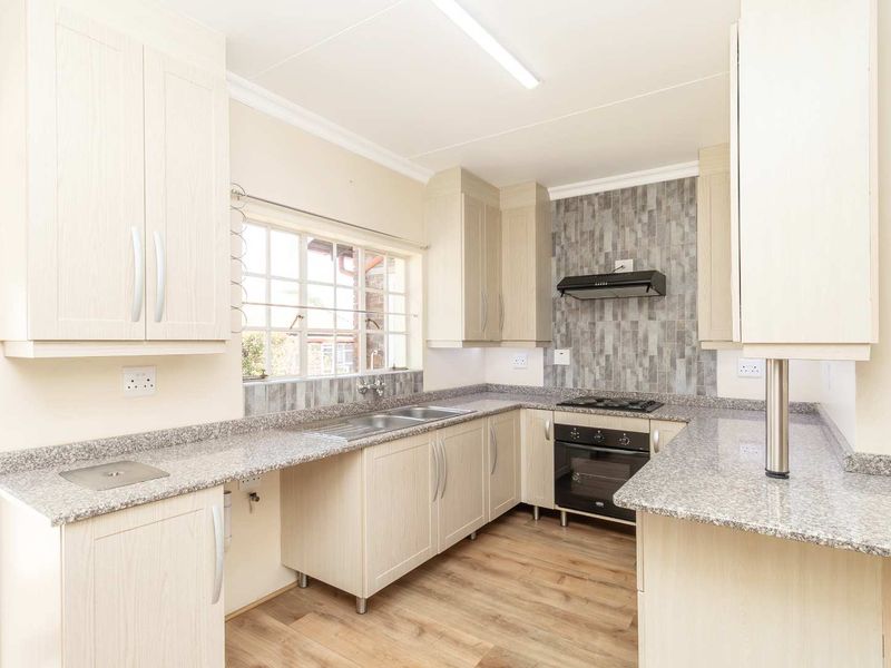 Stunning Townhouse in sought-after Retirement Village - Photo 3