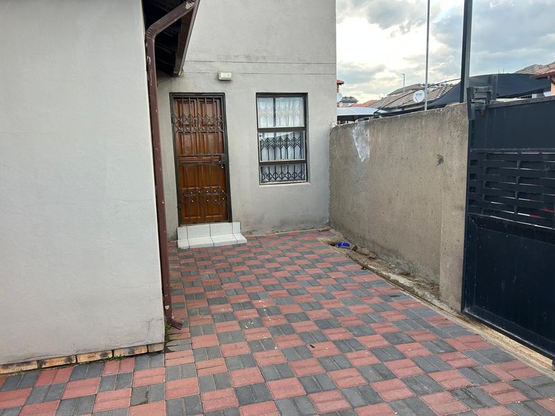 Clayville R 960 000-2 Bed family home - Photo 2