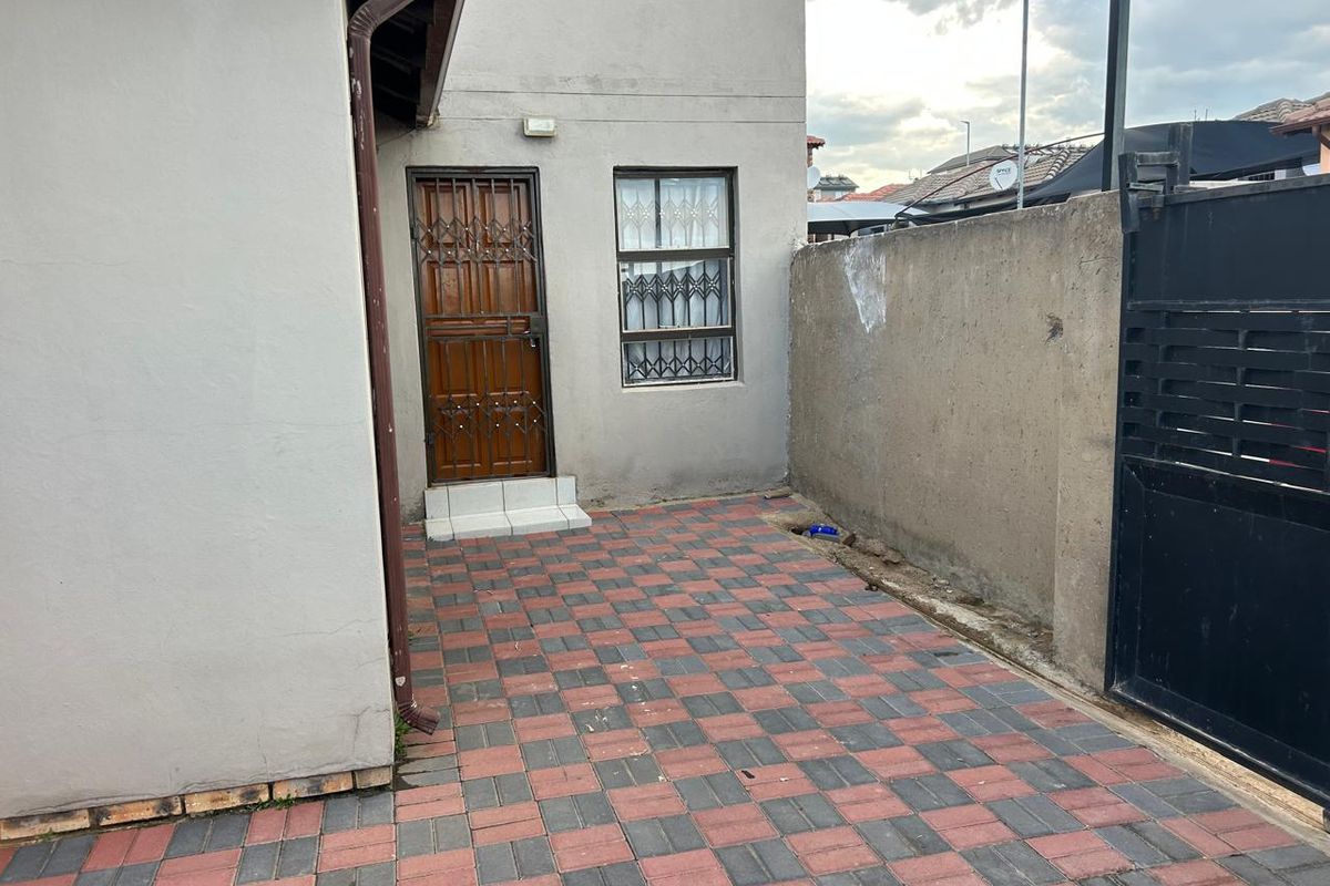 Clayville R 960 000-2 Bed family home - Photo 2