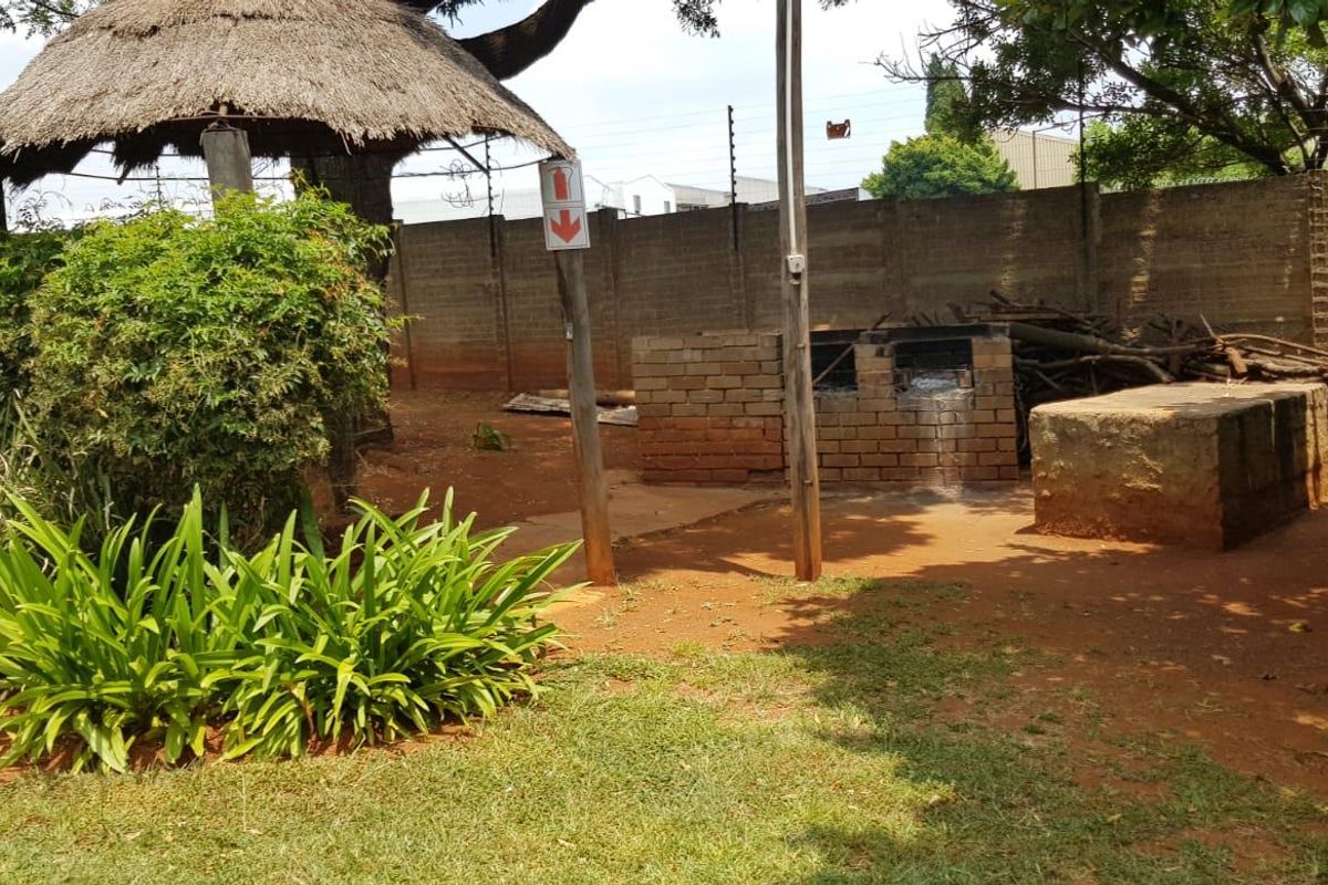 Spacious 2-Bed Unit Near Gautrain with Pool & Covered Parking - Photo 4