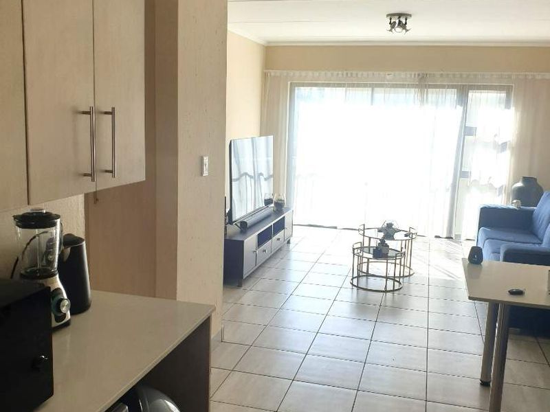 Modern Two Bedroom First Floor Apartment in Secure Ihita, Beverley - Photo 4