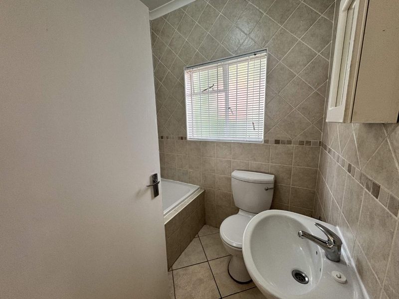 Spacious & Pet-Friendly 3 Bedroom Townhouse with Large Garden and Modern Comforts - Photo 7