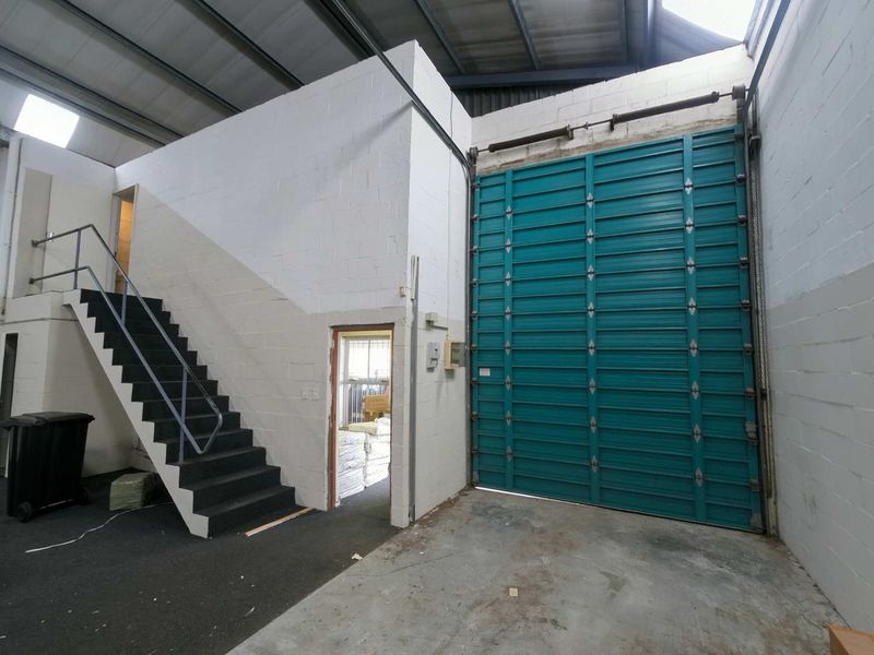 Secure double volume warehouse/offices to let - Montague Gardens - Photo 3