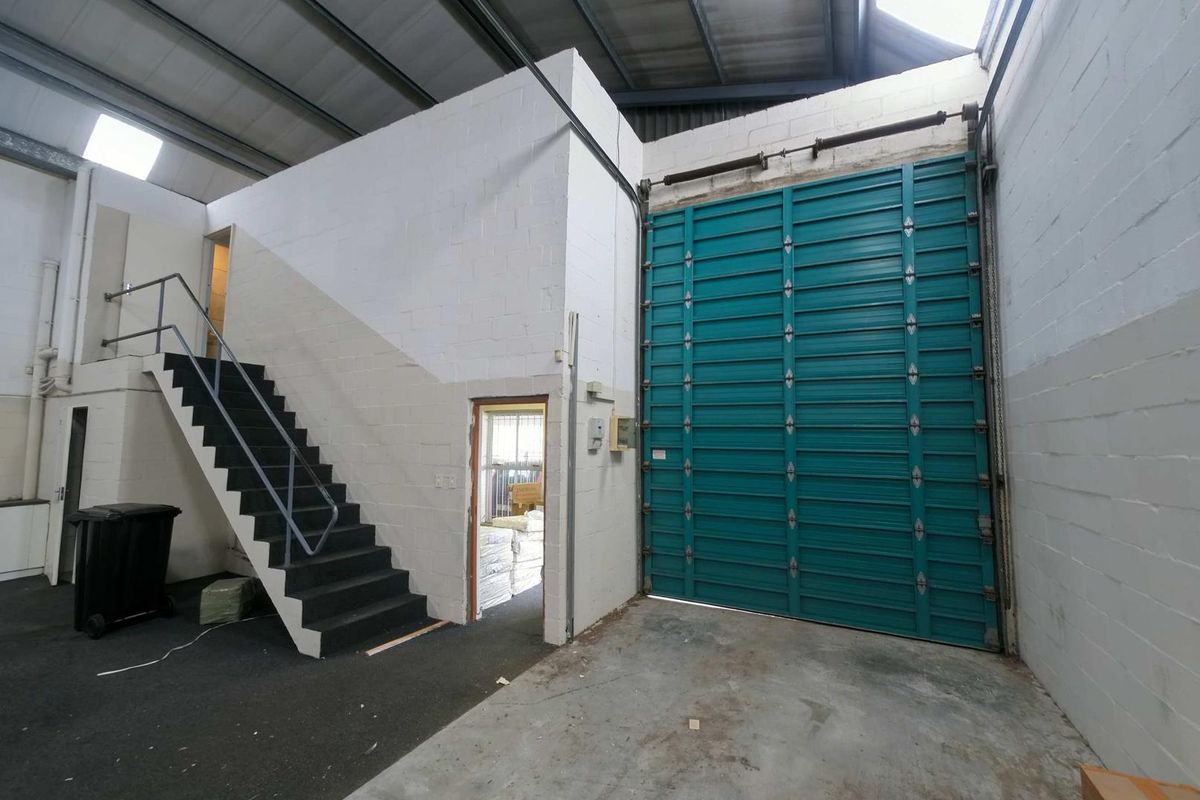 Secure double volume warehouse/offices to let - Montague Gardens - Photo 3