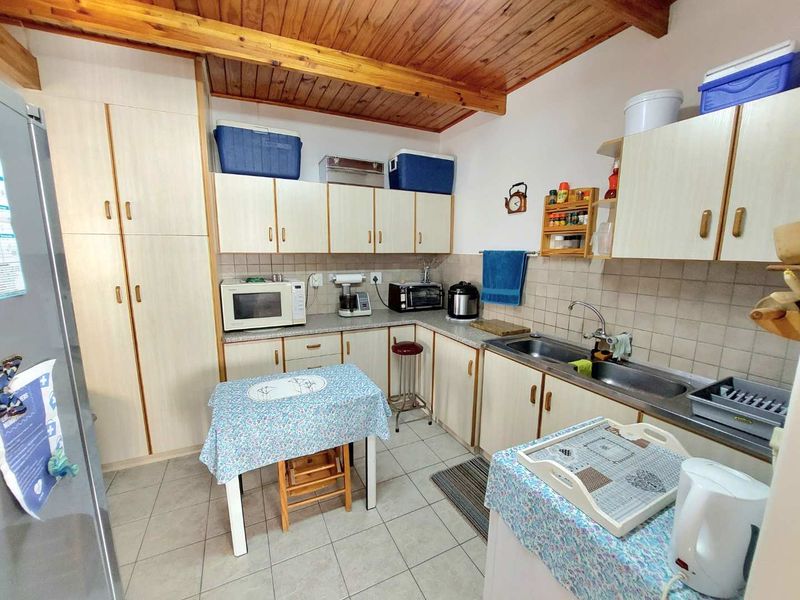 Spacious 3 Bedroom Home with Additional Flat - Photo 8