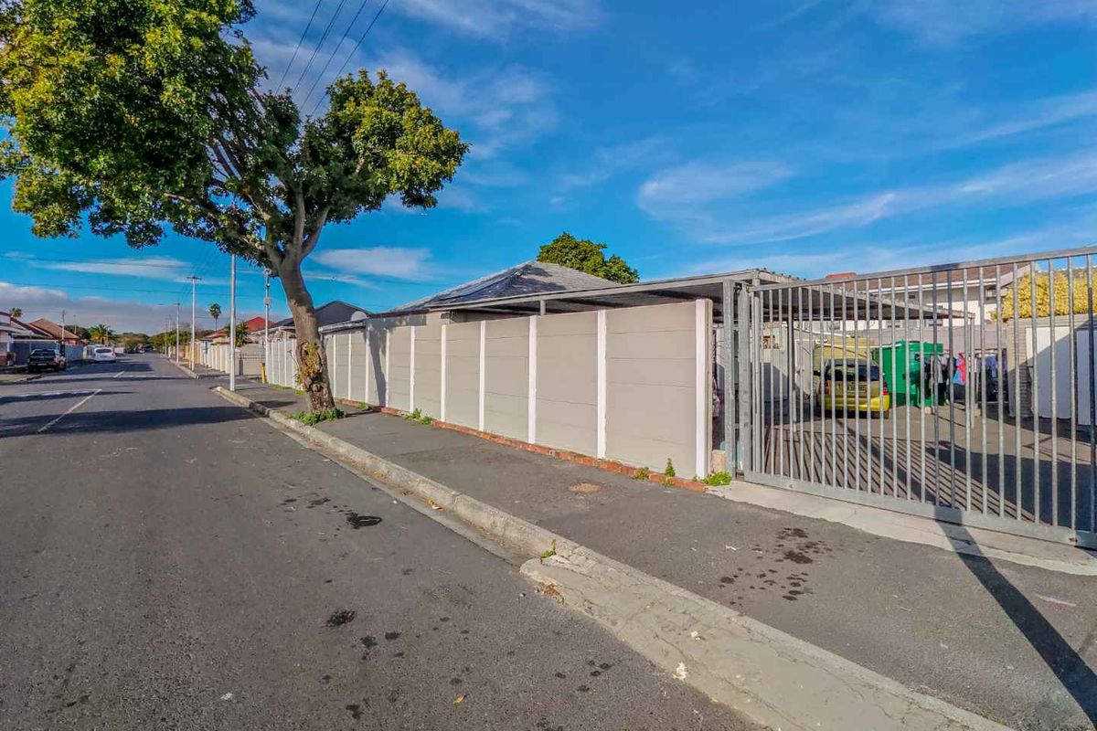 Fully Tenanted Investment Property | 8 Bedrooms | ±R40,000 p/m Rental Income | Prime Location - Photo 4