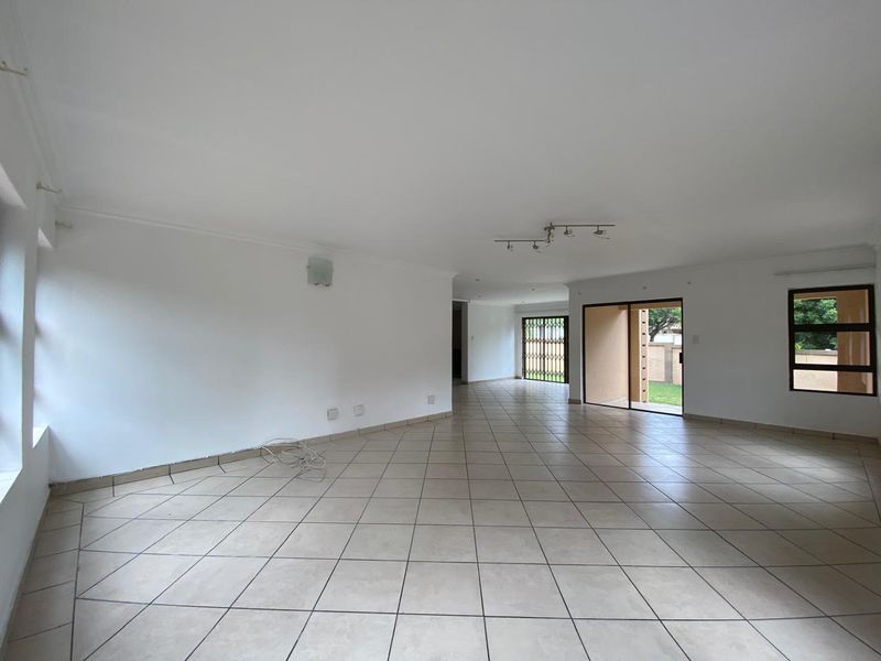 5 Bedroom  Townhouse for sale In Kosmosda - Photo 9