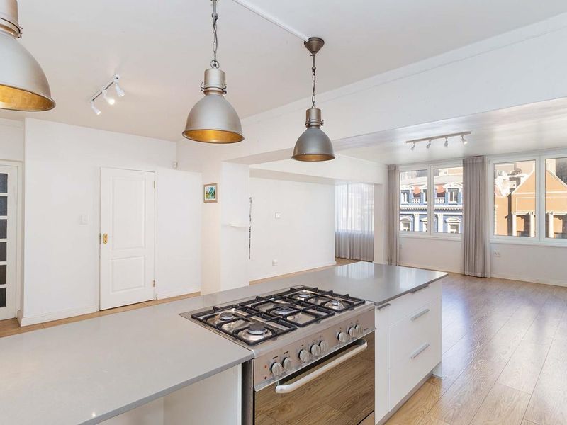Spacious and convenient city living in central Cape Town - Photo 2