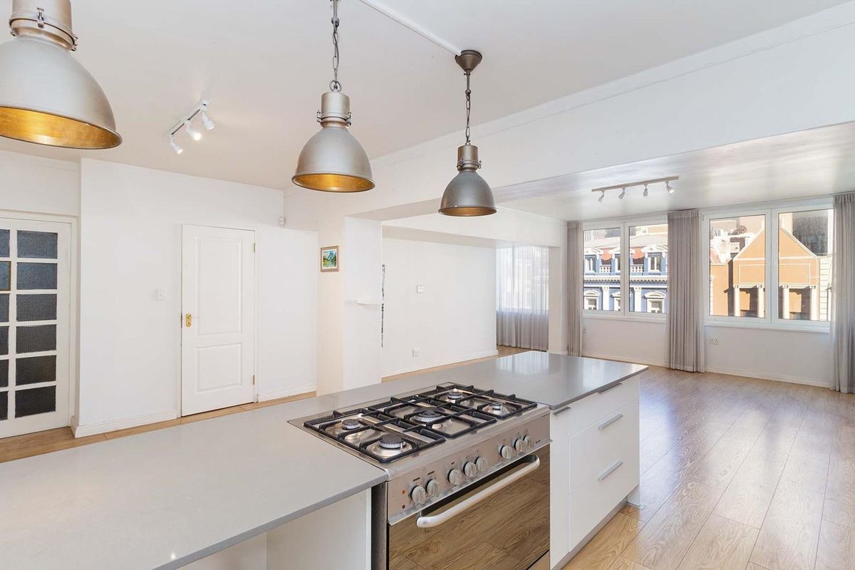 Spacious and convenient city living in central Cape Town - Photo 2