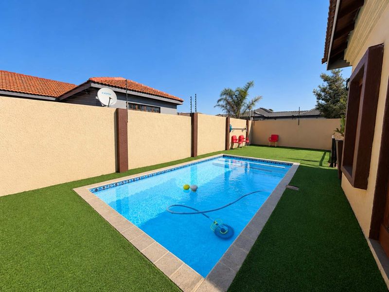 Where Sophisticated Family Living Meets Effortless Entertaining - Photo 3