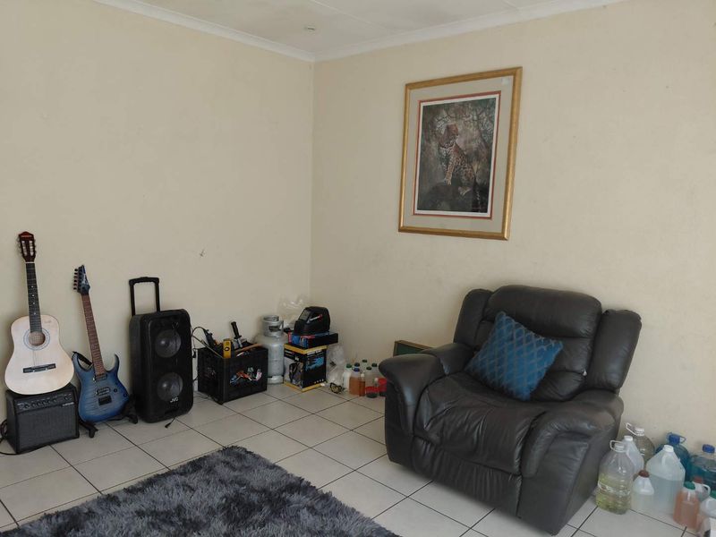 Comfortable Living: 3 Beds, 2 Baths & Pool Near Amenities - Photo 5