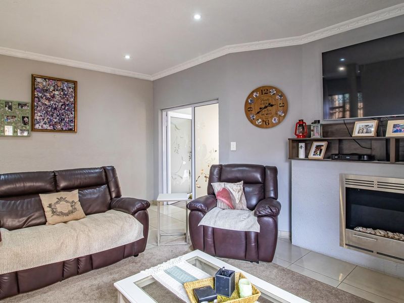 Charming 5-Bedroom Full Title for Sale in Meyersdal's Prestigious Palomino Drive! - Photo 8