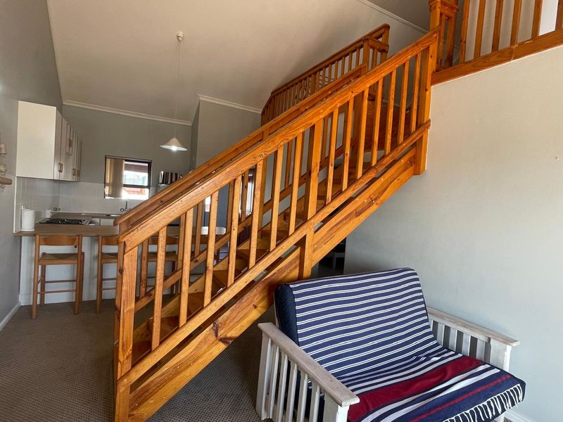 Charming 3-Bedroom Apartment with Additional Loft Space - Photo 8