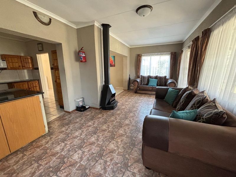 Spacious 4 bedroom home for sale - Photo 3