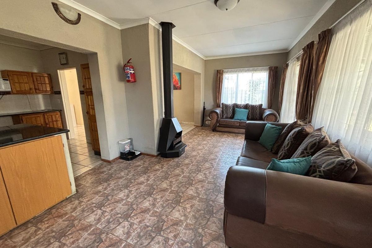 Spacious 4 bedroom home for sale - Photo 3