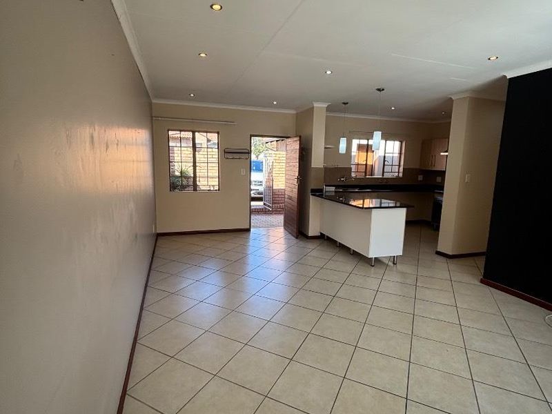 2 BEDROOM TOWNHOUSE IN MOOIKLOOF RIDGE ESTATE FOR SALE - Photo 7