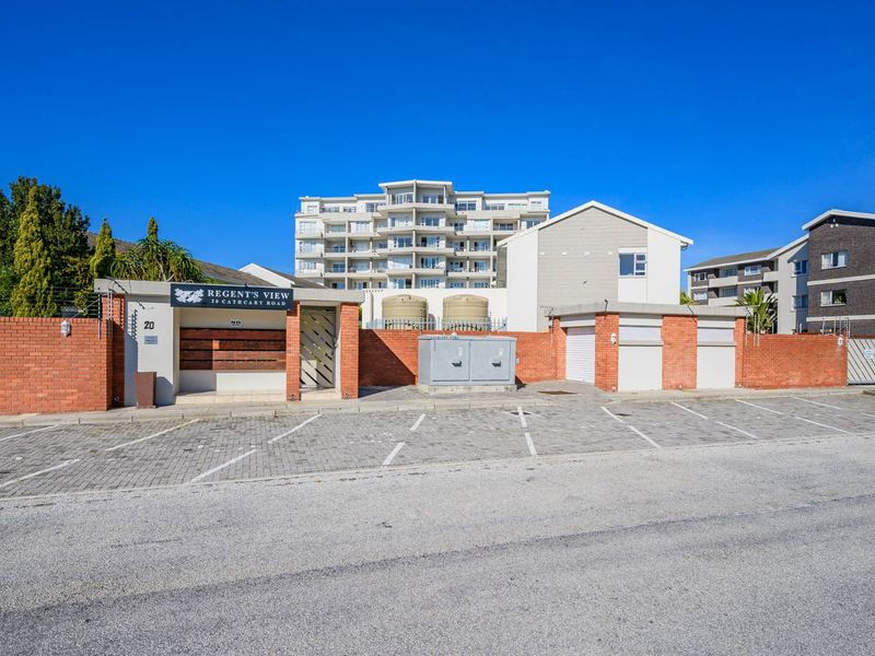 Corner unit, wrap around bacony with sea views! - Photo 1