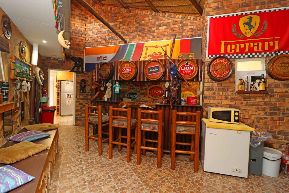 MAN CAVE ENTERTAINMENT WITH BAR, BRAAI & THATCH ROOF