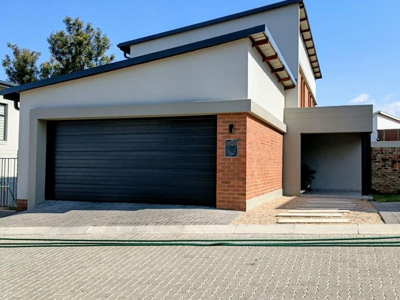 Modern 3 Bedroom 2.5 Bath EDGE-Certified Home To Rent - Photo 1
