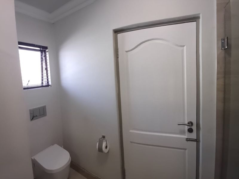 A STUNNING FURNISHED ONE BEDROOM APARTMENT - Photo 3