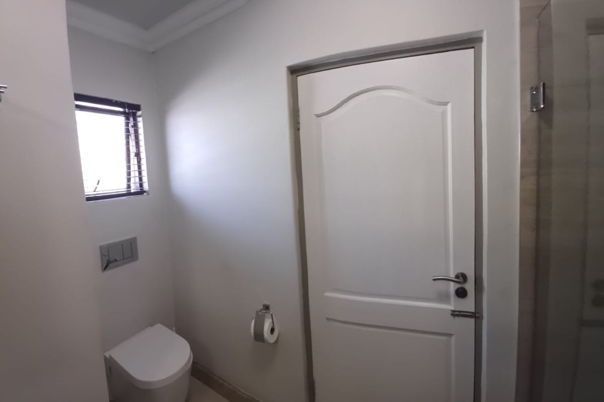 A STUNNING FURNISHED ONE BEDROOM APARTMENT - Photo 3