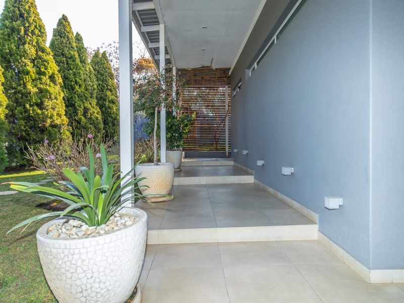 Embrace Elegance : Spacious Home with Pool and Deck - Photo 2