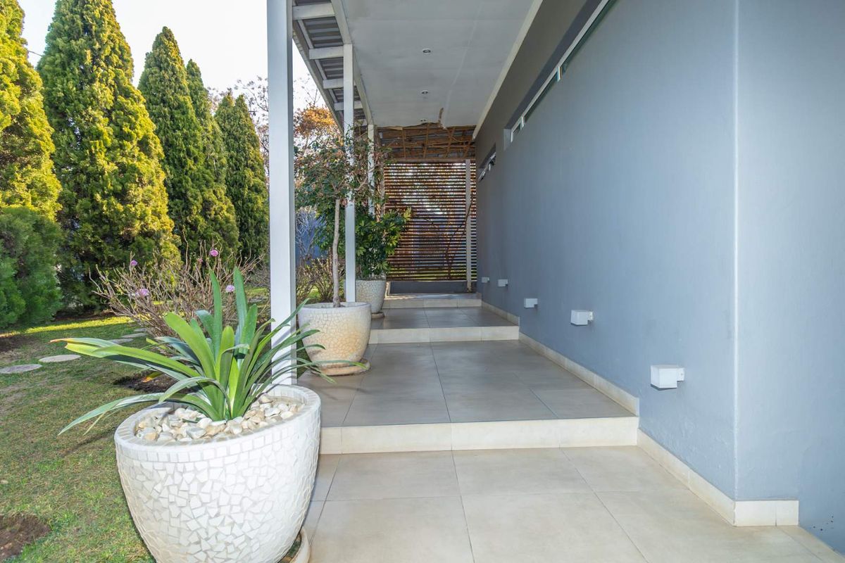 Embrace Elegance : Spacious Home with Pool and Deck - Photo 2