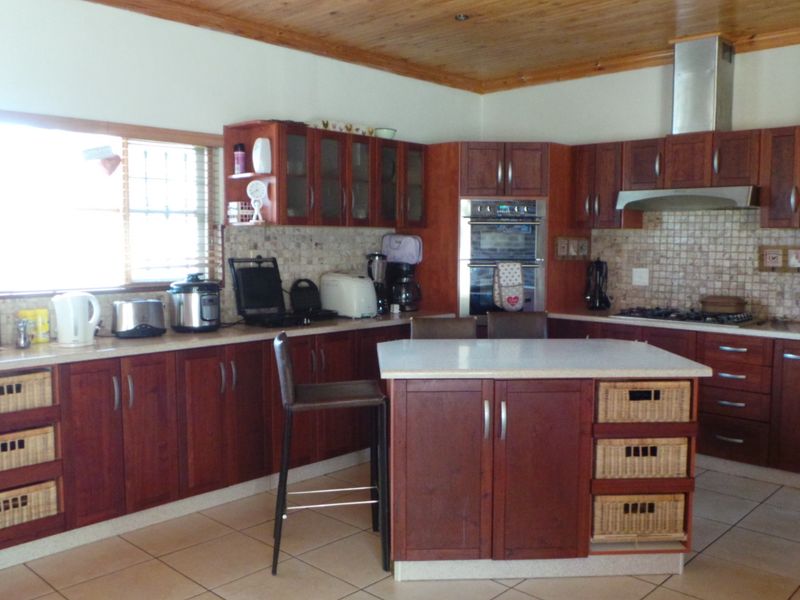 Well located family home close to Town, Hospital and School perfect for the extended family or for home office - Photo 2
