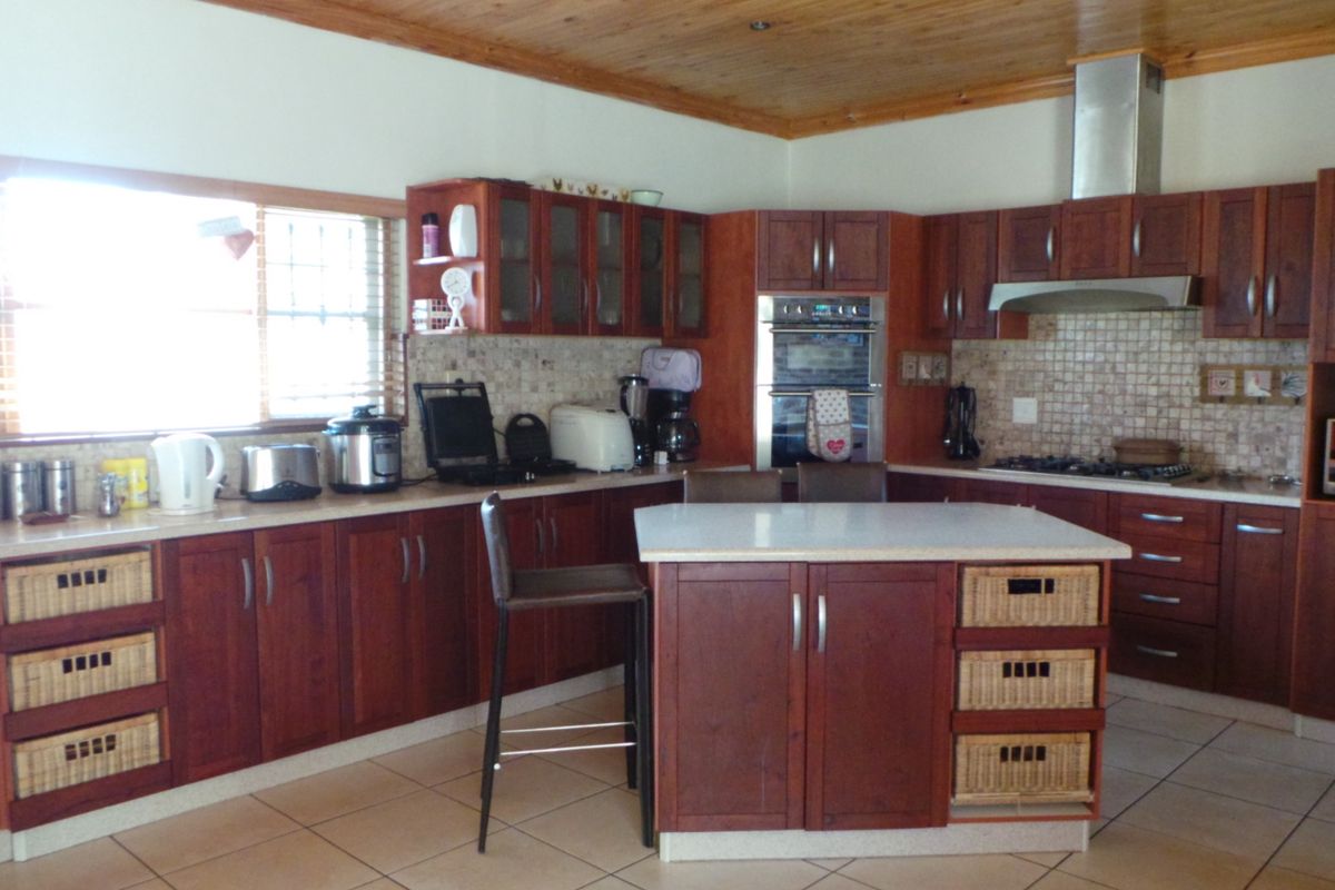 Well located family home close to Town, Hospital and School perfect for the extended family or for home office - Photo 2