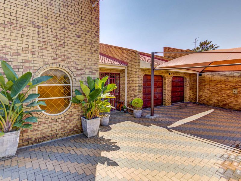 Upmarket 3-bedroom Townhouse in Edleen Ext3 perfect for luxury living - Photo 3