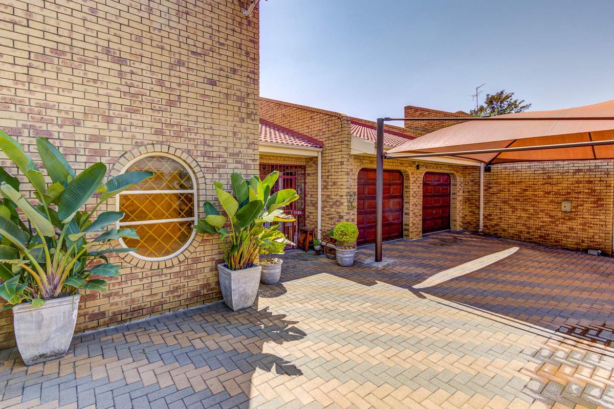 Upmarket 3-bedroom Townhouse in Edleen Ext3 perfect for luxury living - Photo 3
