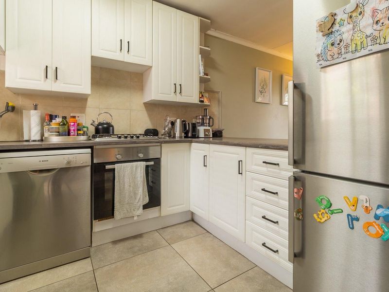 Neat & Tidy, Two bedroom simplex in security estate - Moreleta Park - Photo 9