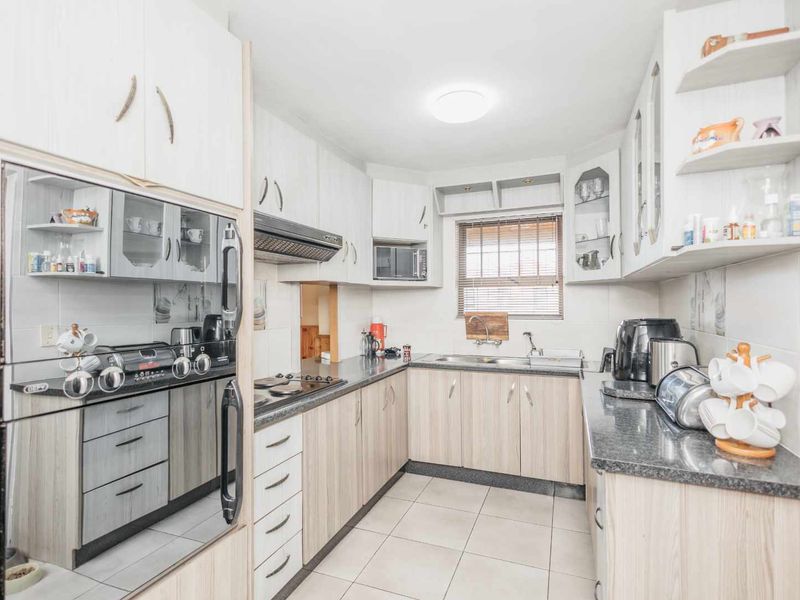 Inviting 4 Bedroom Haven: Spacious & Well-Maintained Residence - Photo 3