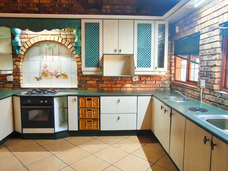 Two Homes, Wild Garden & Entertainment Area—Perfect Investment - Photo 4