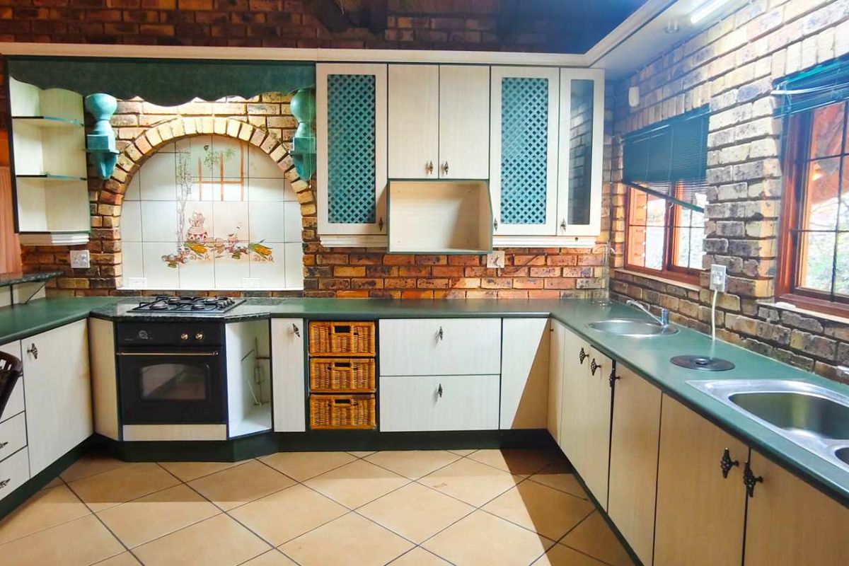 Two Homes, Wild Garden & Entertainment Area—Perfect Investment - Photo 4