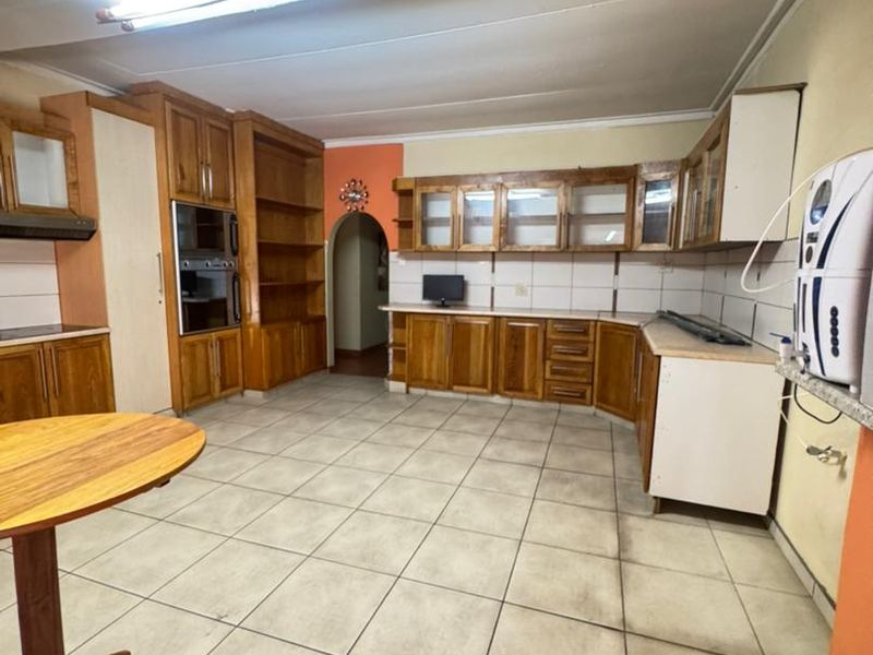 Freestanding House To Let - Photo 2