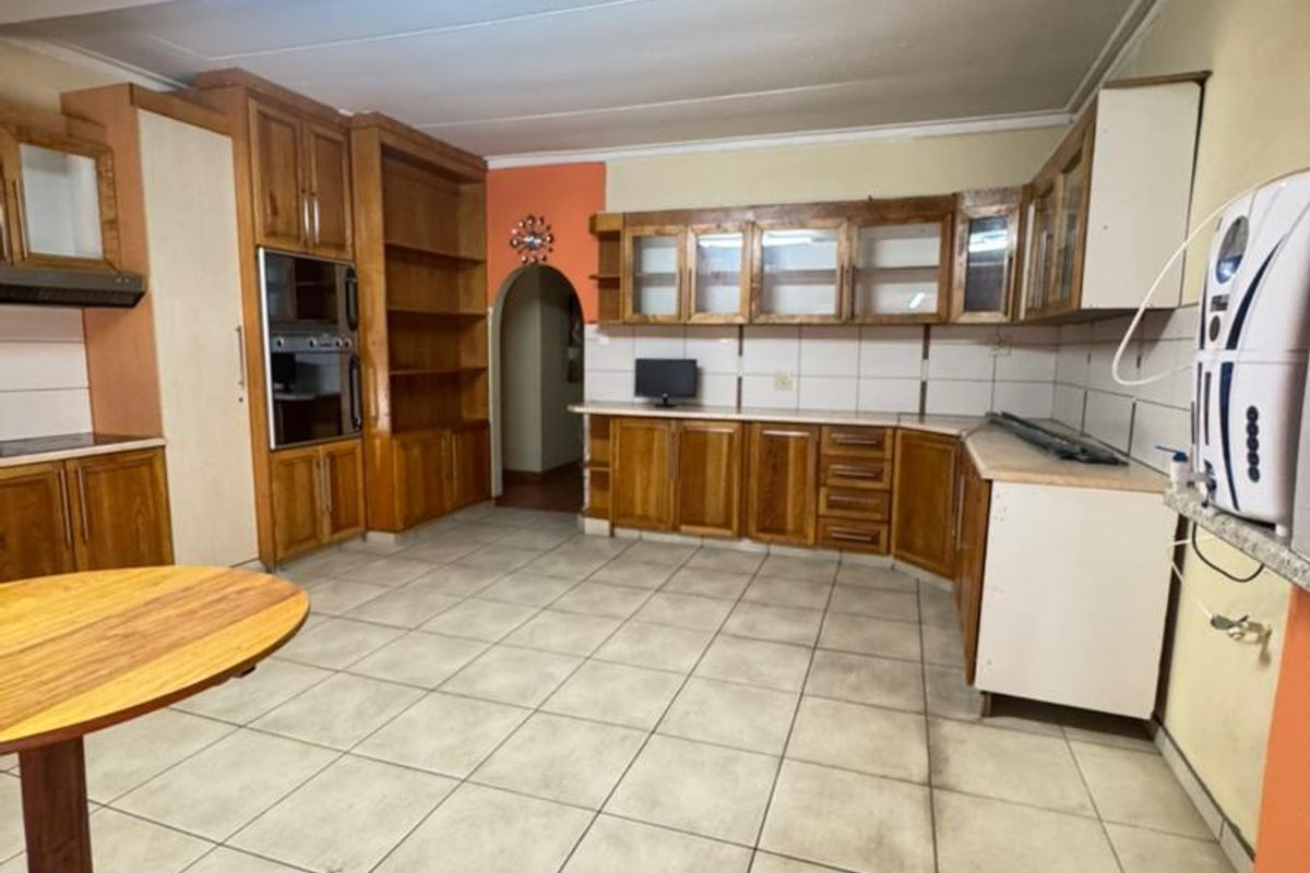 Freestanding House To Let - Photo 2