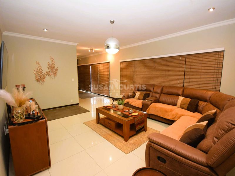 Beyond stylish penthouse - Photo 4