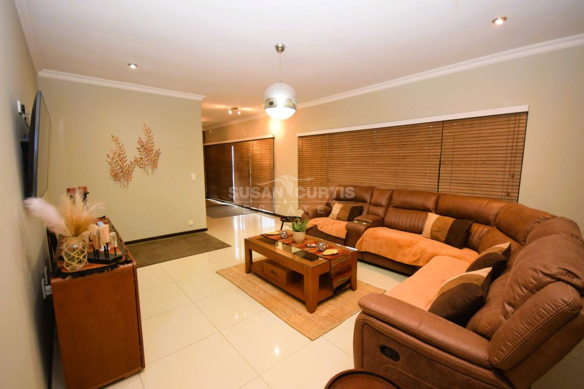 Beyond stylish penthouse - Photo 4