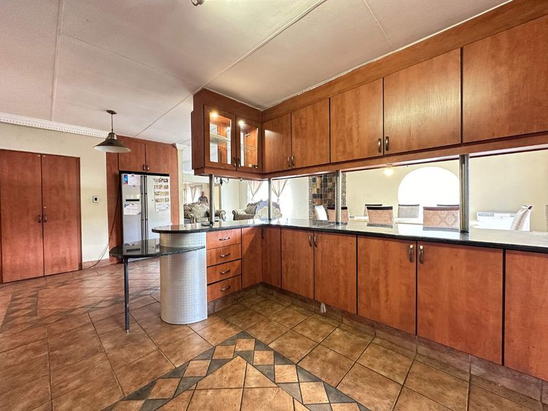 Exceptional Multi-Dwelling 1-Hectare Estate – Income & Lifestyle in One - Photo 3