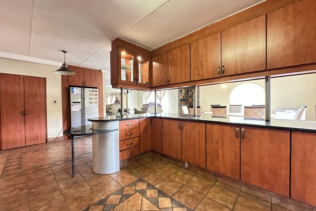 Exceptional Multi-Dwelling 1-Hectare Estate – Income & Lifestyle in One - Photo 3