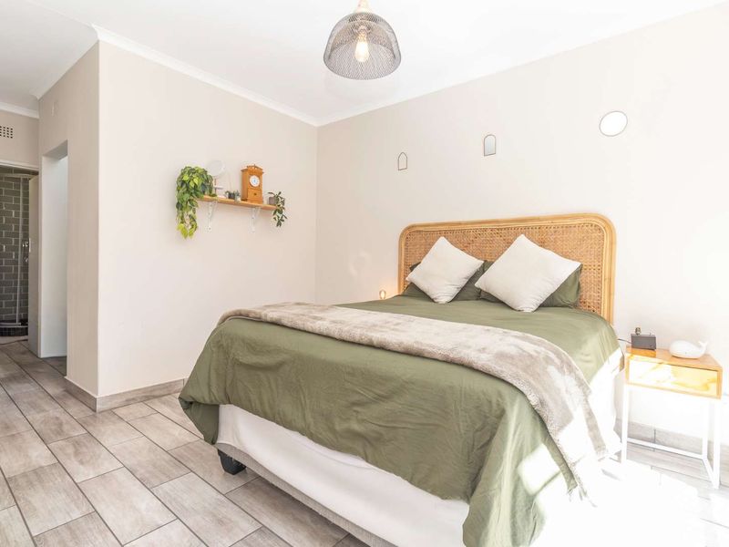 Spacious and Sunny Town house in sought after area of Gallo Manor - Photo 3