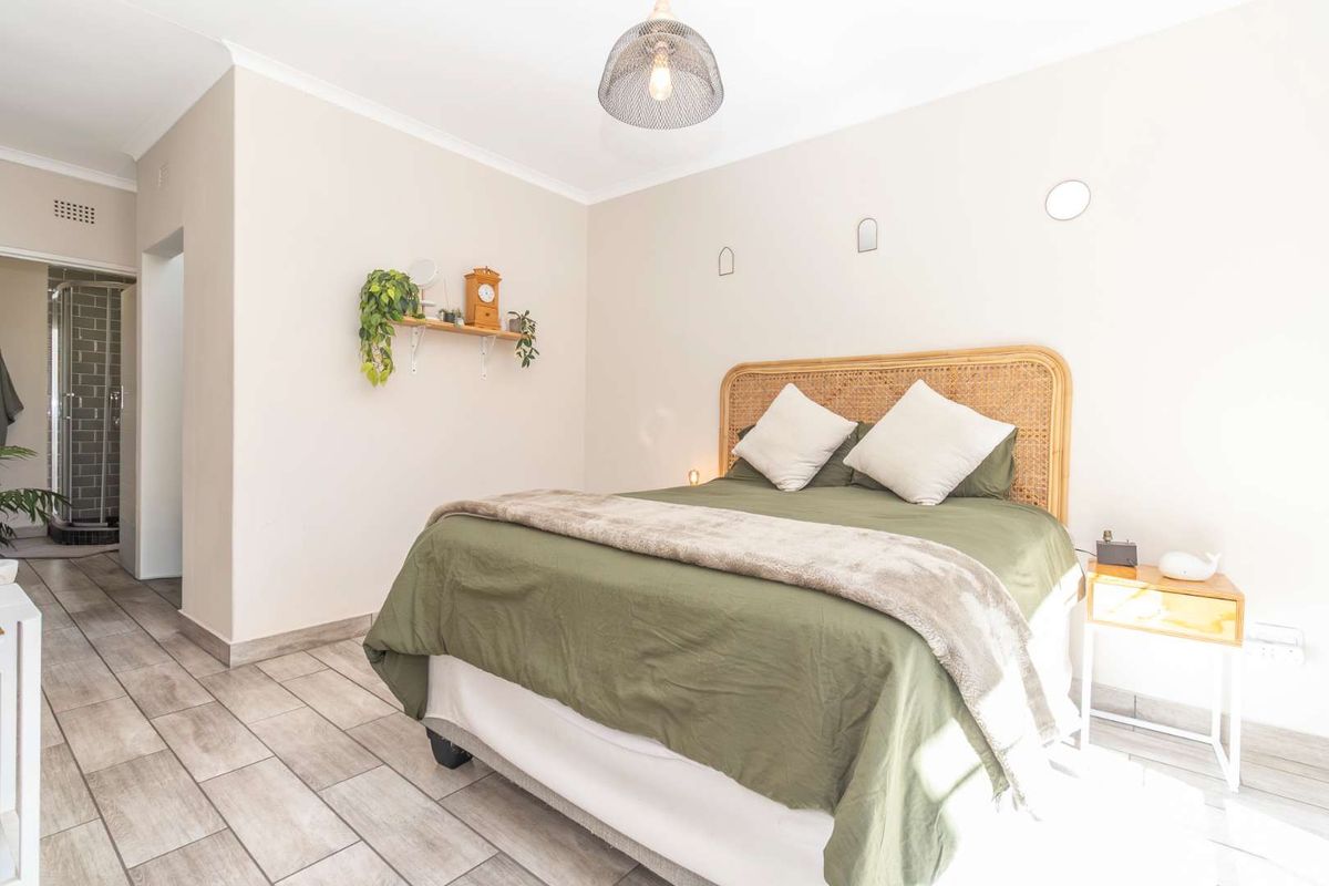 Spacious and Sunny Town house in sought after area of Gallo Manor - Photo 3