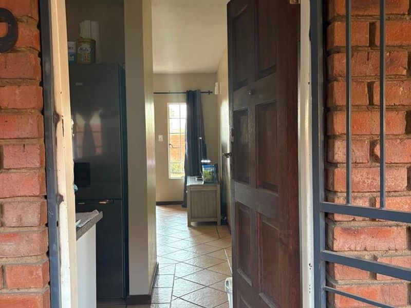 Charming 2-Bedroom Garden Unit in Secure Estate - Photo 2