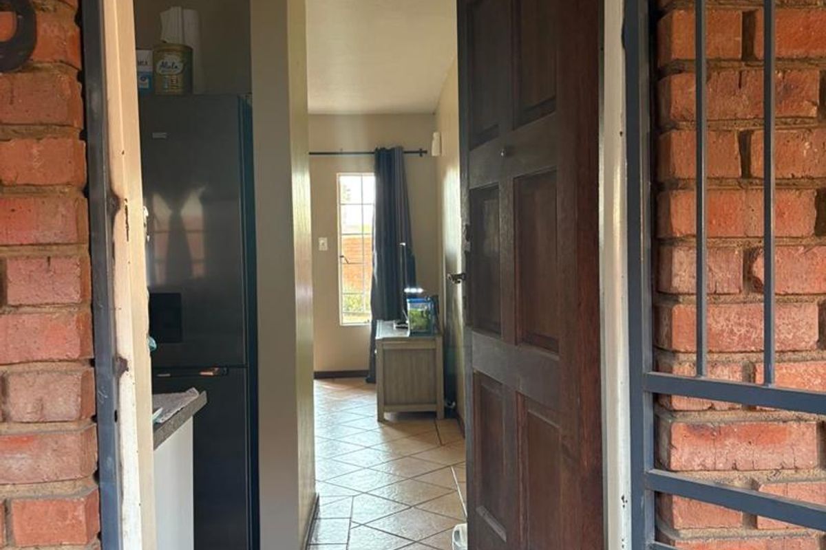 Charming 2-Bedroom Garden Unit in Secure Estate - Photo 2